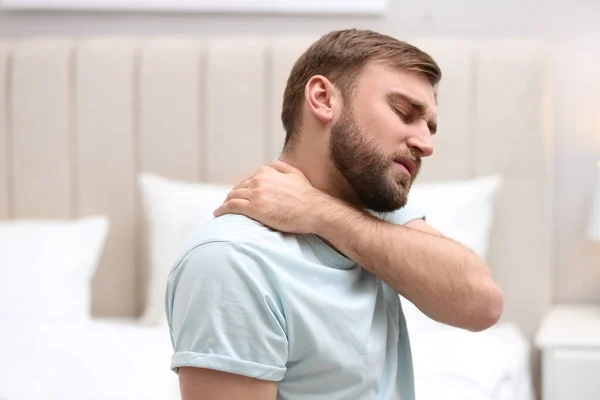 自宅で首の痛みに苦しむ男 姿勢の悪い問題 — ストック写真
