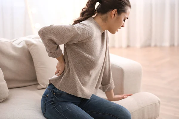 Een Vrouw Die Thuis Rugpijn Heeft Slechte Houding Probleem — Stockfoto