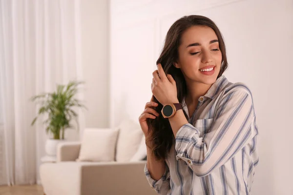 Mujer Joven Con Reloj Inteligente Casa Espacio Para Texto —  Fotos de Stock