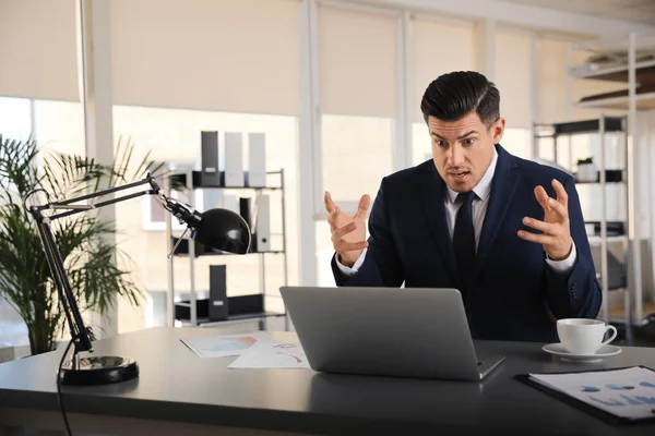 Empresario Emocional Con Portátil Mesa Oficina — Foto de Stock