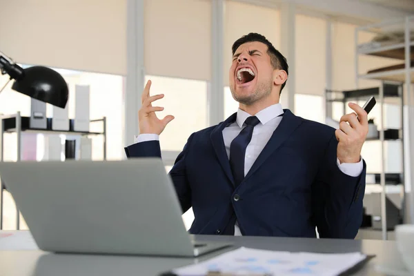 Uomo Affari Emotivo Con Laptop Smartphone Tavola Ufficio — Foto Stock