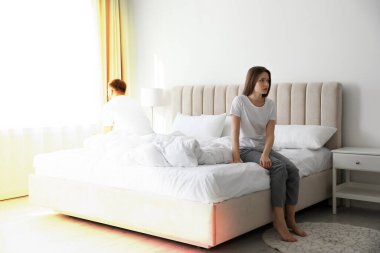 Evde ilişki sorunları olan mutsuz genç bir çift. Aldatma ve ayrılma