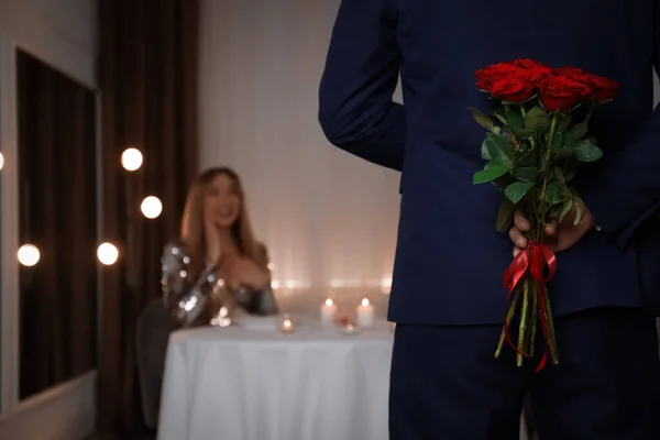 Hombre Escondiendo Rosas Para Amada Mujer Restaurante Cena Romántica —  Fotos de Stock