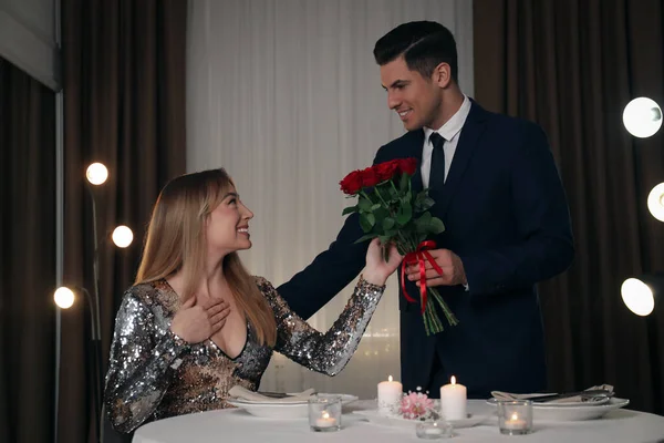Férfi Rózsákat Mutat Szeretett Nőjének Étteremben Romantikus Vacsorán — Stock Fotó