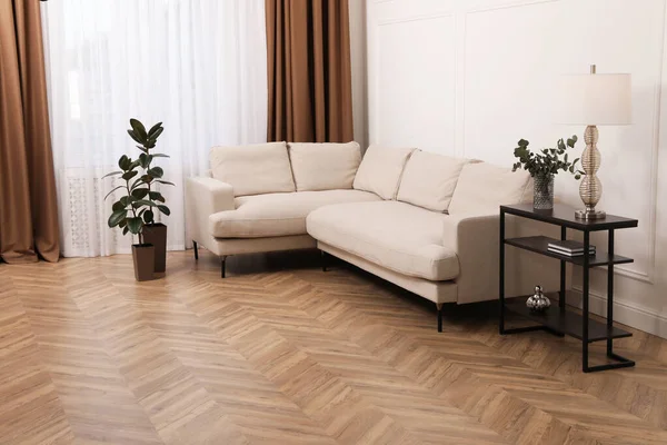 Sala Estar Moderna Con Suelo Parquet Muebles Elegantes — Foto de Stock