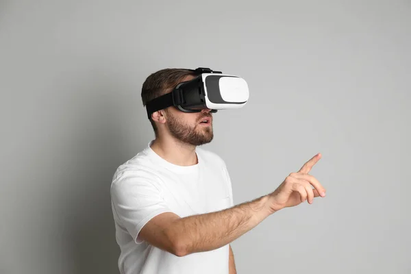 Homem Usando Fones Ouvido Realidade Virtual Fundo Cinza Claro — Fotografia de Stock