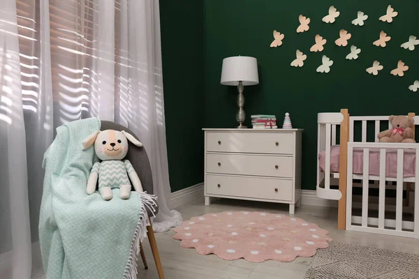 Quarto Bebê Bonito Interior Com Mobiliário Elegante Berço Confortável — Fotografia de Stock