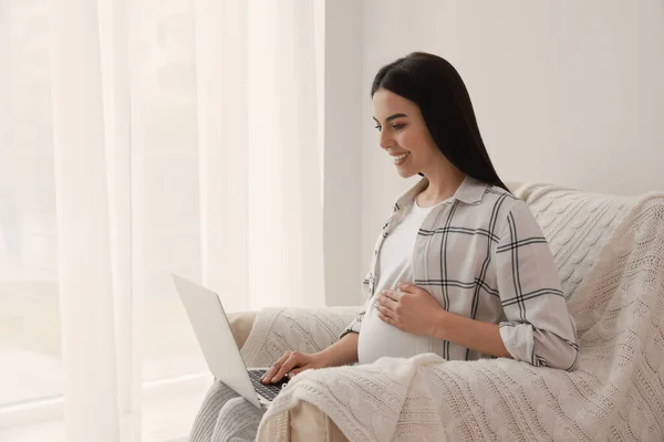 妊娠中の若い女性とノートパソコン家庭 テキストのためのスペース — ストック写真