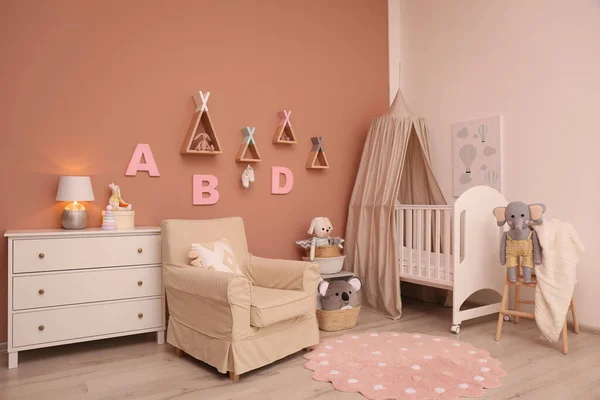 Interior Habitación Del Bebé Con Muebles Elegantes Cuna Cómoda — Foto de Stock