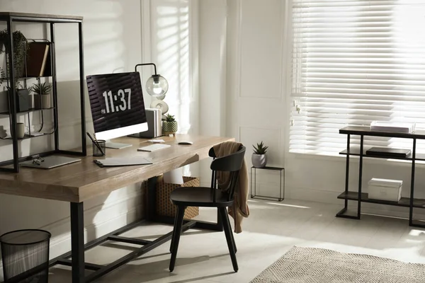 Intérieur Chambre Avec Lieu Travail Confortable Ordinateur Moderne Sur Bureau — Photo