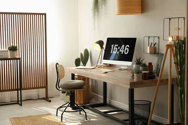 Interior Quarto Com Local Trabalho Confortável Computador Moderno Mesa Madeira — Fotografia de Stock