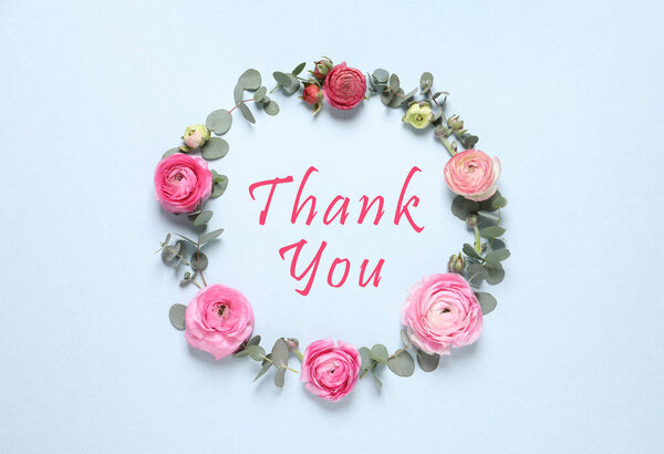 Каркас красивых цветов и текст Рамка красивого ranunculus Спасибо на светло-голубом фоне, плоский лежал. Конструкция поздравительной открытки