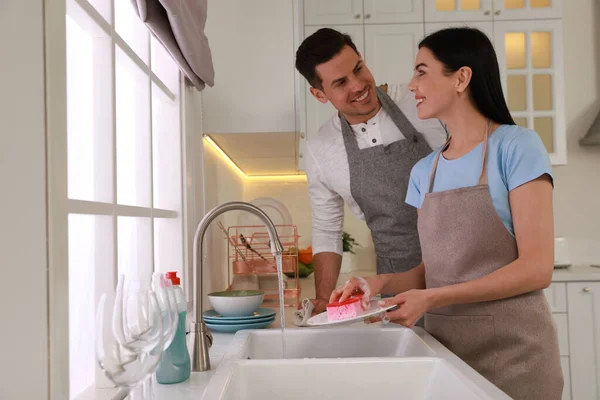 Feliz Casal Lindo Lavar Pratos Cozinha — Fotografia de Stock