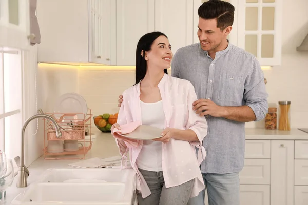 Casal Feliz Com Pratos Limpos Cozinha — Fotografia de Stock