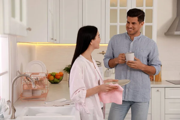 Happy Couple Clean Dishes Kitchen — Stock Photo, Image