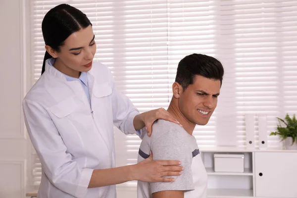 Médico Examinando Homem Com Dor Ombro Hospital — Fotografia de Stock