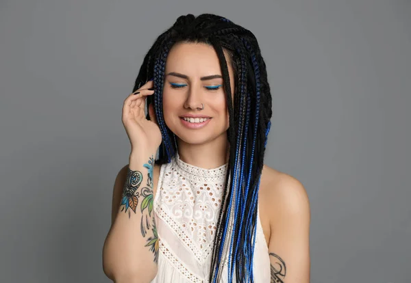 Mulher Bonita Com Piercing Nariz Dreadlocks Fundo Cinza — Fotografia de Stock