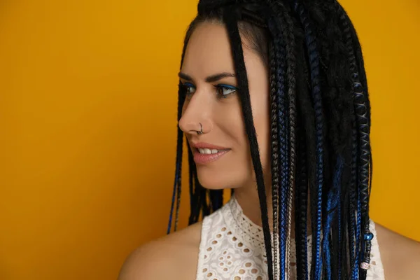 Mulher Bonita Com Piercing Nariz Dreadlocks Fundo Amarelo Espaço Para — Fotografia de Stock