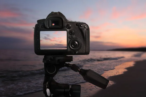 Tomar Una Foto Hermosa Playa Arena Atardecer Con Cámara Montada — Foto de Stock