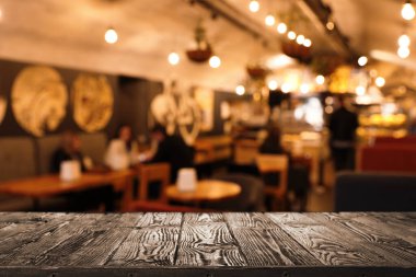 Kafedeki boş ahşap masa. Bokeh etkisi