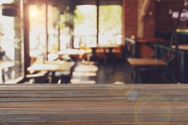 Kafedeki boş ahşap masa. Bokeh etkisi