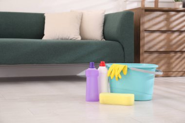 Kova, temizlik malzemeleri ve araçlar oturma odasında, mesaj için yer