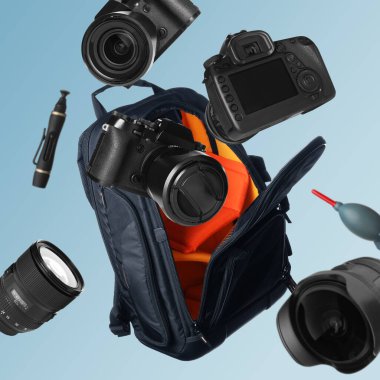 Açık mavi arkaplana düşen farklı profesyonel fotoğraf ekipmanları