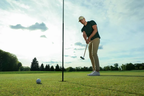 Mann Spielt Sonnigem Tag Golf Auf Grünem Platz — Stockfoto