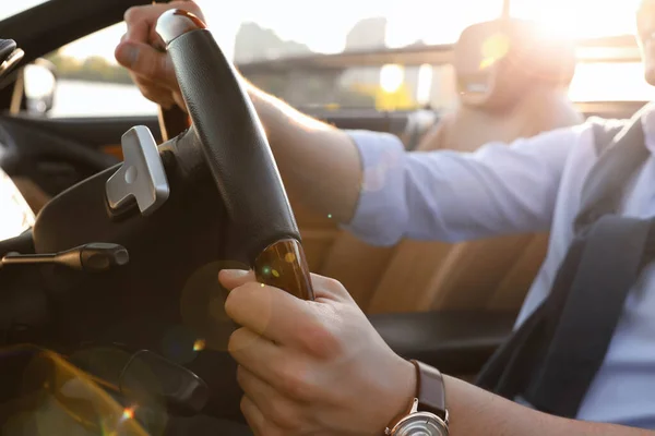 Elegante Uomo Alla Guida Lusso Auto Cabriolet Primo Piano — Foto Stock