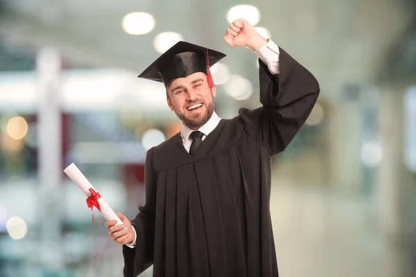 Estudiante Feliz Con Sombrero Graduación Diploma Interiores — Foto de Stock