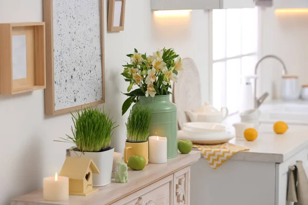 Mutfakta Modern Mobilyaları Olan Dekoratif Bir Şömine Tasarım — Stok fotoğraf