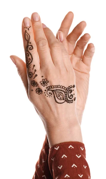 白い背景に手にヘナの入れ墨を持つ女性 クローズアップ 伝統的なメンディの飾り — ストック写真