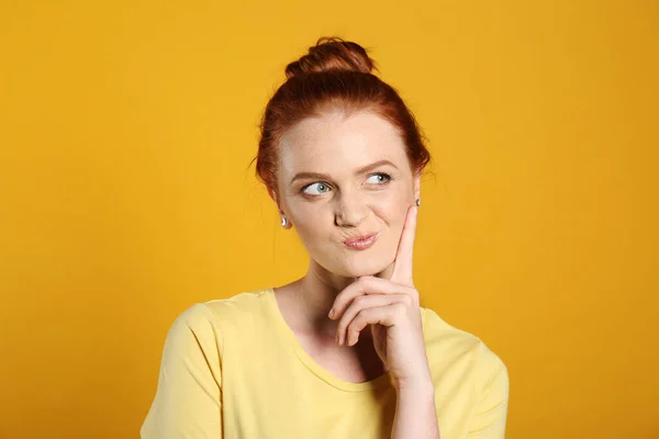Portret Van Doordachte Roodharige Vrouw Gele Achtergrond — Stockfoto