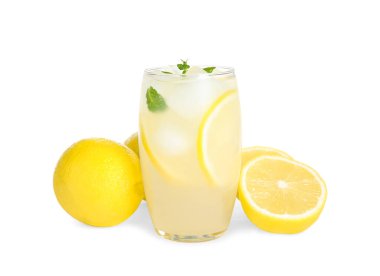 Soğuk taze limonata ve beyaz arka planda meyveler.