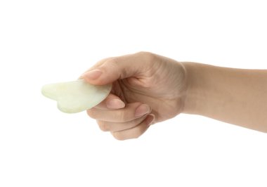 Beyaz arkaplanda yeşil gua sha aracı olan kadın, yakın plan