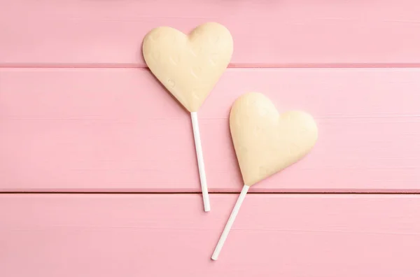 Çikolata Kalp Şekilli Lolipoplar Pembe Ahşap Masada Düz Yatıyordu — Stok fotoğraf
