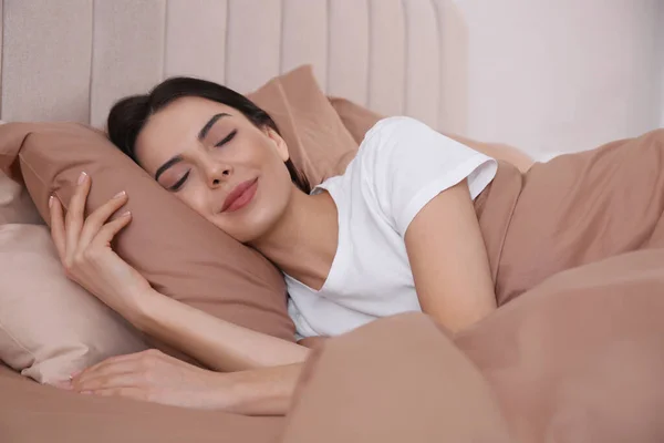 Mujer Durmiendo Una Cómoda Cama Con Ropa Cama Beige — Foto de Stock