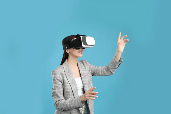 Mulher Usando Fone Ouvido Realidade Virtual Fundo Azul Claro — Fotografia de Stock