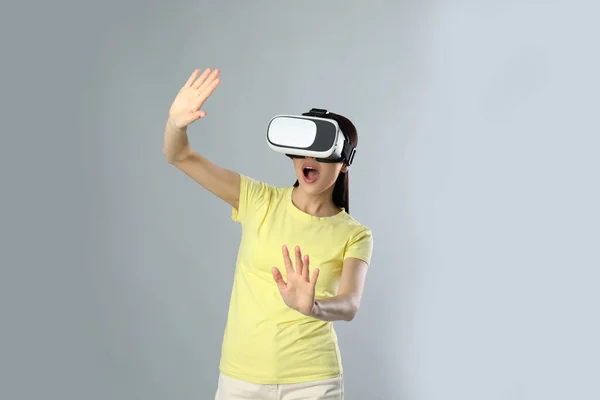 Mujer Usando Auriculares Realidad Virtual Sobre Fondo Gris —  Fotos de Stock