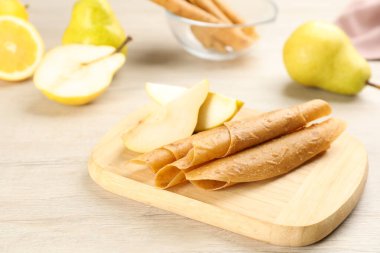 Lezzetli meyve dürümleri ve beyaz ahşap masada armutlar. Metin için boşluk