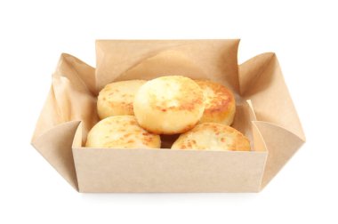 Kağıt kutudaki süzme peynir krepleri beyaza izole edilmiş.