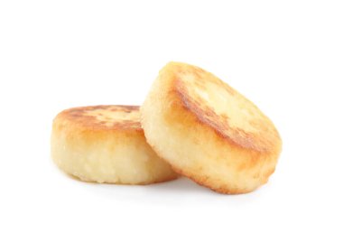 Beyaz arka planda nefis süzme peynirli krepler.