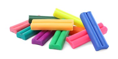 Beyaz arka planda birçok farklı renkli plastiksi parçalar