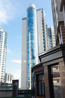 Güneşli bir günde modern binaların güzel manzarası