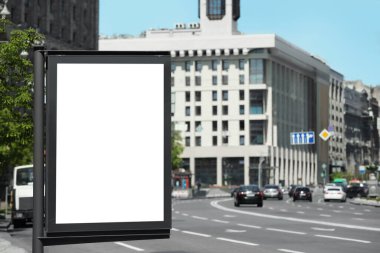 Şehir caddesinde boş reklam panosu. Tasarım için model