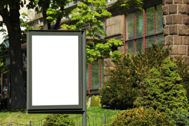 Şehir caddesinde boş reklam panosu. Tasarım için model