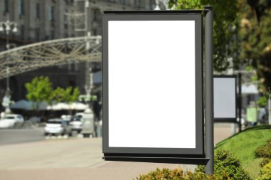 Şehir caddesinde boş reklam panosu. Tasarım için model