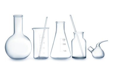 Beyaz arkaplanda boş cam laboratuvar malzemesi