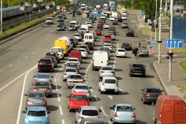 Şehir caddesinde trafikte bir sürü araba var.