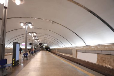 Oturma yerleri olan geniş bir metro istasyonu. Toplu taşıma